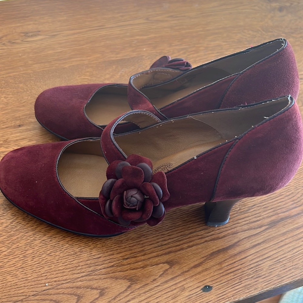 Sofft Size 9.5 burgundy pumps